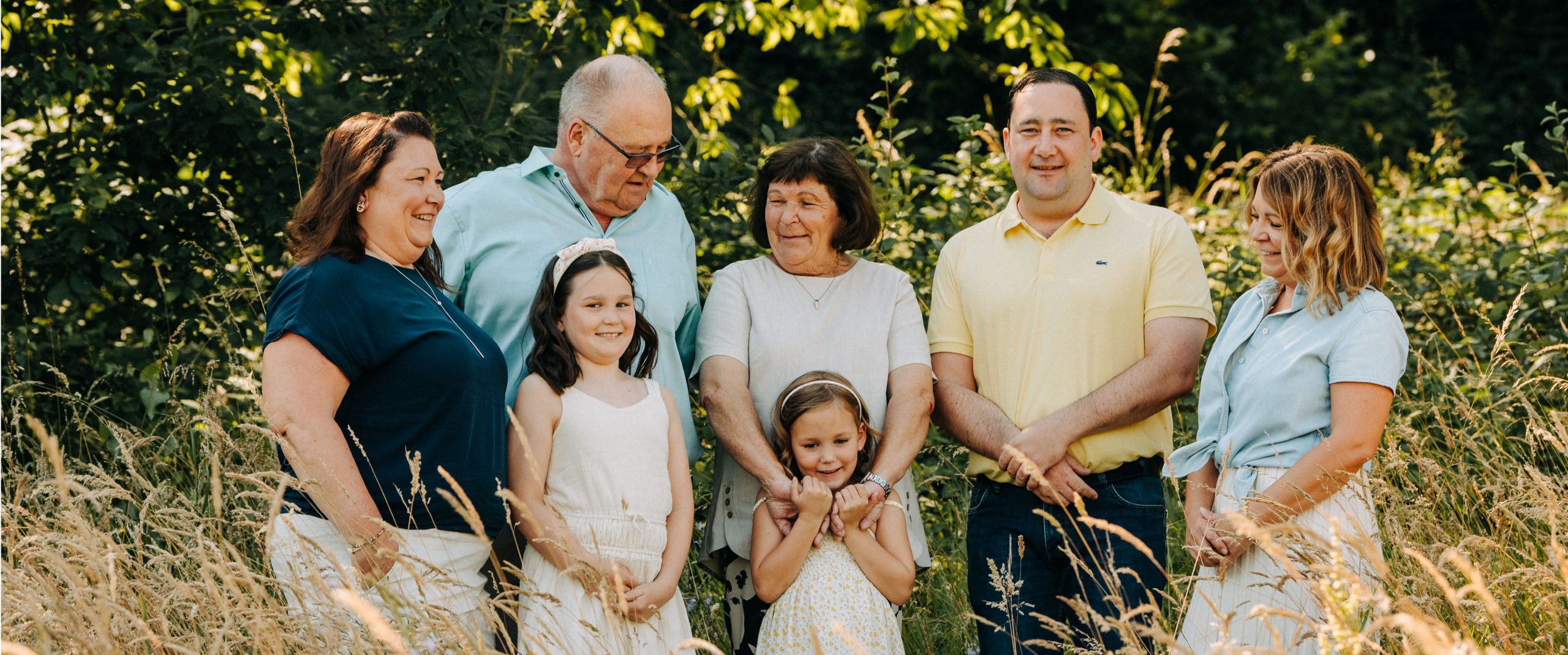 Ein Bild der Familie Scheffel in einer Wald und Feld Kulisse.