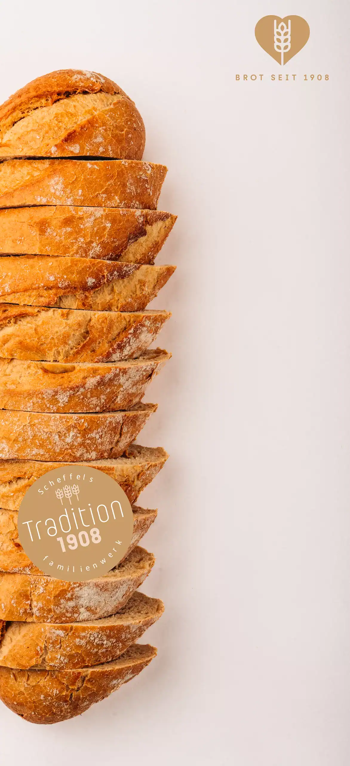 Ein Hintergrundbild auf dem ein Baguette in Scheiben geschnitten liegt. Oben links ist das Bildlogo der Scheffels Backstube zu sehen. Unten ist ein Button mit dem Slogan Tradition 1908 zu sehen.